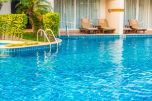 piscina com cadeiras