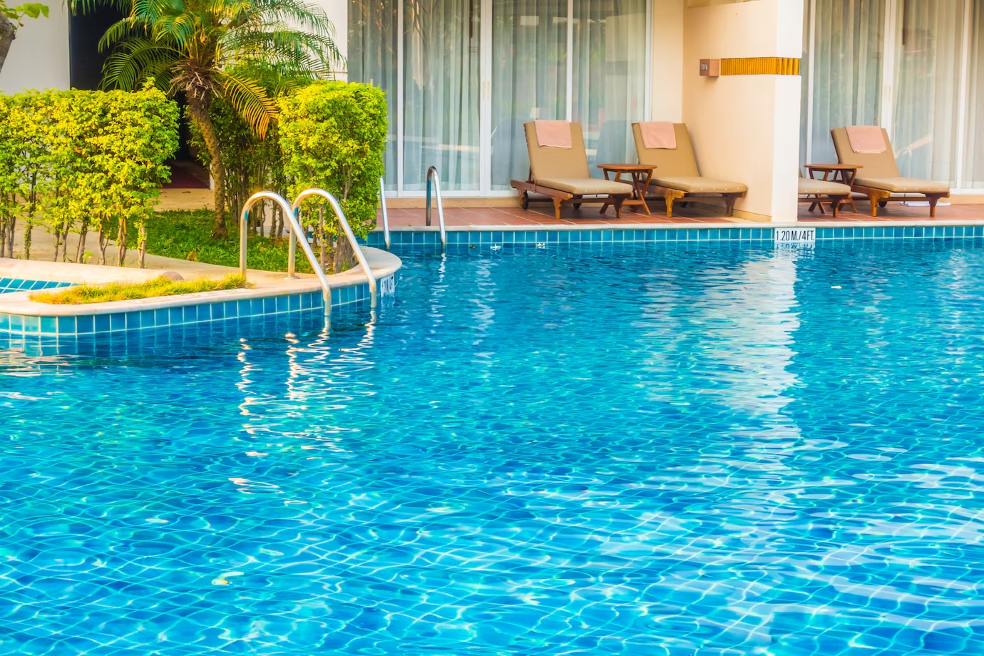 piscina com cadeiras